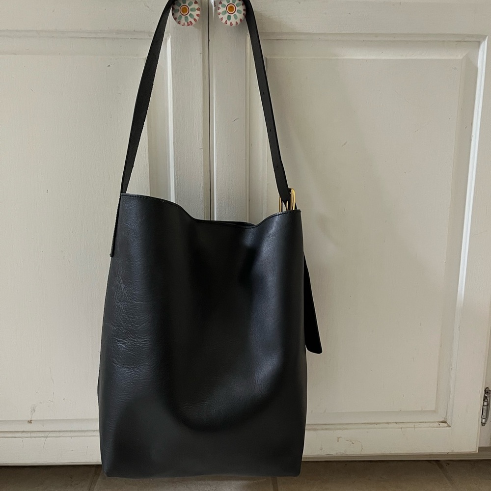 Madewell Essential Bucket Tote black leather